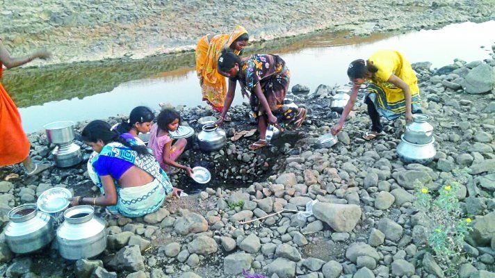 water problam हालात : पानी के लिए झिरी का सहारा
