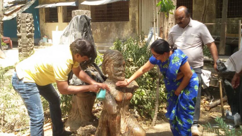 Congregation cleaning the statues कांंग्रेसियों ने ली महापुरुषों की सूध