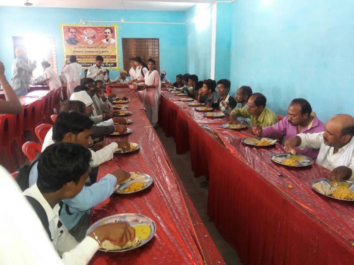 Student raised a donation for the kitchen कॉलेज की छात्रों ने रसोई के लिए किया चंदा