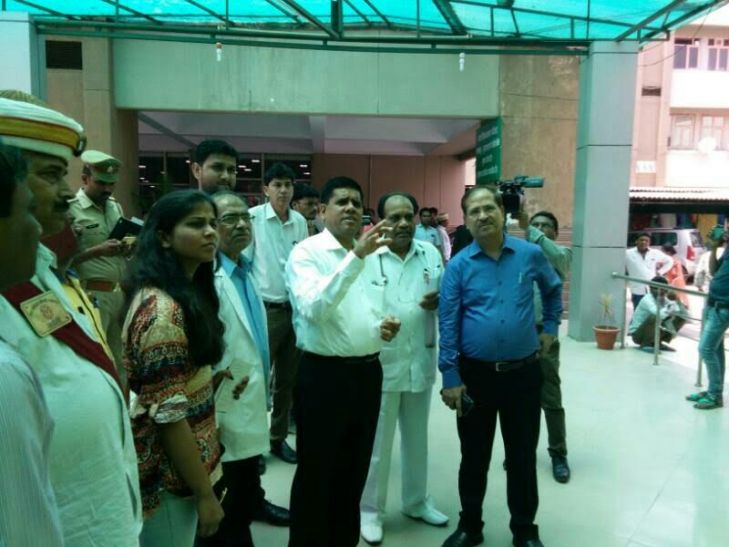 DM Visit अचानक जिला अस्पताल पहुंचे डीएम, गन्दी चादर मिलने पर लगाई फटकार