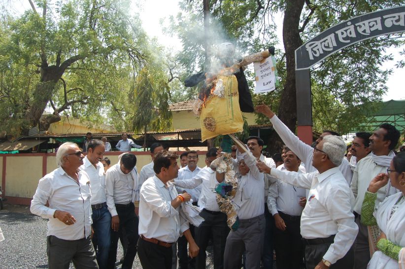 burnt, effigies वकीलों ने लॉ कमीशन का विरोध कर पुतला जलाया, प्रतियां फाड़ी