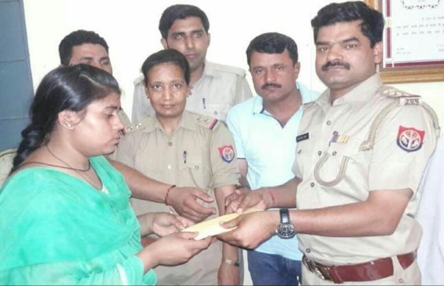 Deoband Police इस थाने के प्रभारी ने पेश की मिसाल, मृतक सिपाही की पत्नी को दिए 51 हजार
