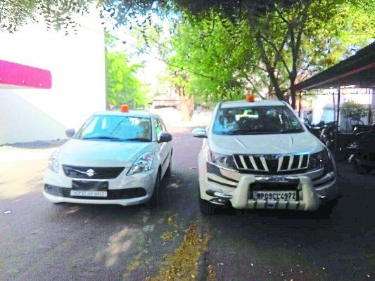 Red light लाल बत्ती का मोह नहीं छोड़ पा रहे कई अधिकारी