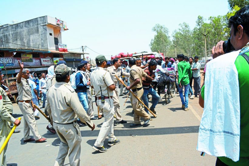 Police ransacked farmers चक्काजाम कर रहे किसानों पर पुलिस ने बरसाईं लाठियां