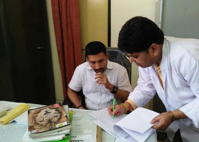 Hamirpur DM मरीजों का हाल देख डीएम का चढ़ा पारा