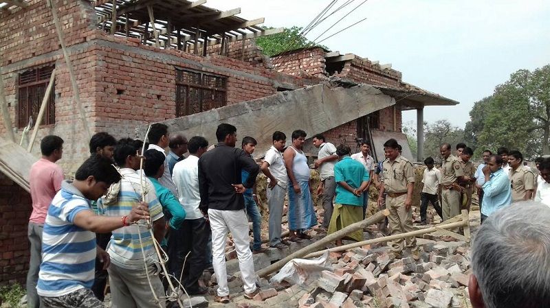 building Collapses निर्माणाधीन मकान का छज्जा गिरा, तीन मजदूरों की मौत