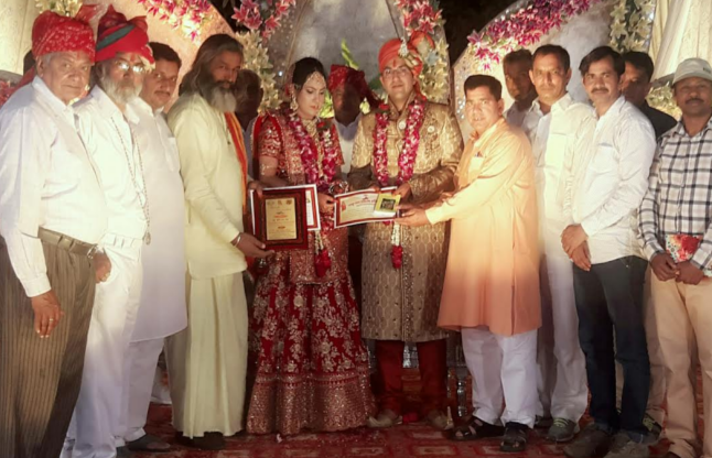 IAS and RJS marriage in one rupees एक रुपया और नारियल के शगुन से शादी के बंधन में बंधे दो अधिकारी