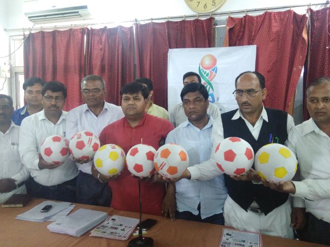 FIFA Under 17 World Cup पीएम मोदी के आह्वान पर 'फीफा विश्व कप' व फुटबॉल के लिए देश में समाजसेवी ने छेड़ी ये अनोखी मुहिम