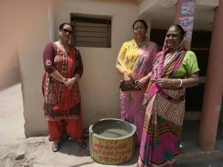 jhansi बढ़ती गर्मी में बेजुबानों के लिए पसीजा महिलाओं का दिल, जिंदगी बचाने को किया ये इंतजाम