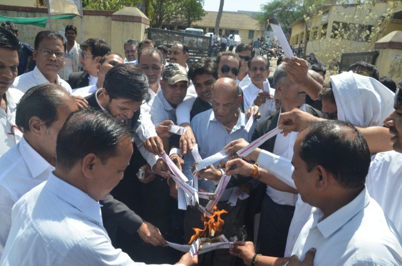 jhabua वकीलों ने की लॉ कमीशन की रिपोर्ट वापस लेने की मांग
