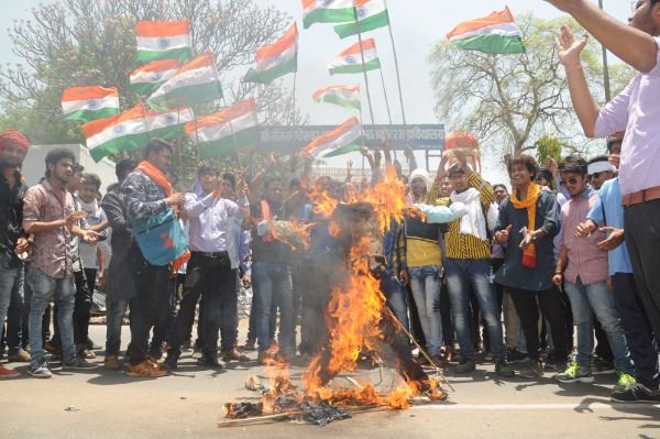 Kashmiri Students,Latest breaking news,pictures पाकिस्तान का ध्वज जलाया, भारतीय तिरंगा लहराया