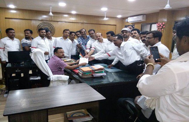 submitted memorandum news वकीलों ने परिसर के बाहर बिल का किया विरोध, सौंपा ज्ञापन