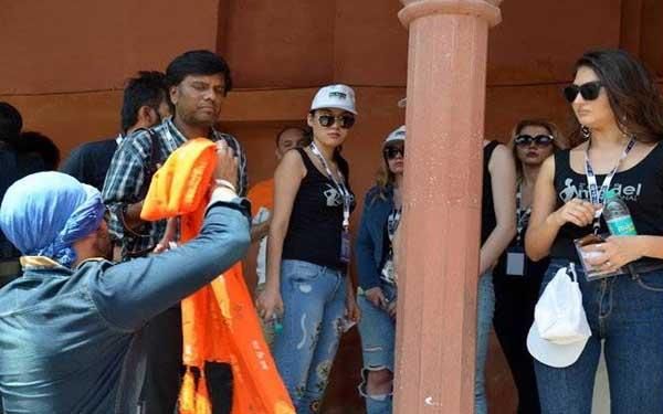 agra super models get entry in taj mahal by removi 'राम' नाम का दुपट्टा उतरवाकर सुपर मॉडल्स को मिला ताजमहल में प्रवेश