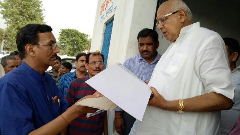 Agriculture Minister Surya Pratap Shahi सीएम योगी के मंत्री भी आये एक्शन में, पकड़ी गड़बड़ी तो अधिकारी हुए पसीने-पसीने