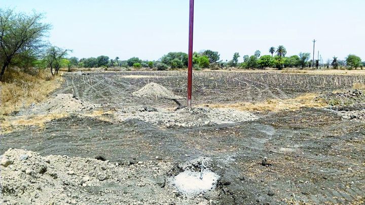 Neemuch बिना अनुमति किसानों के खेतों में खड़े कर दिए विद्युत पोल