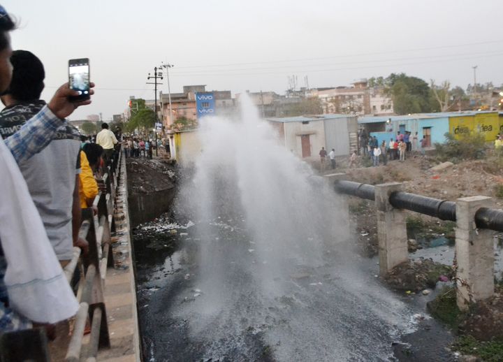 NMH Pipe Line.JPG प्रायवेट बस स्टैंड पुलिया पर अचानक लगी लोगों की भीड़