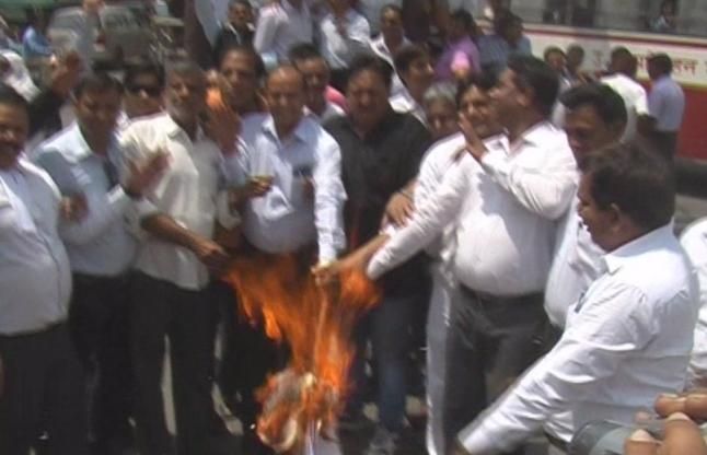 lawyers protest VIDEO: वकीलों ने प्रदर्शन कर जलाई एक्ट की प्रतियां, हुआ 'हंगामा'