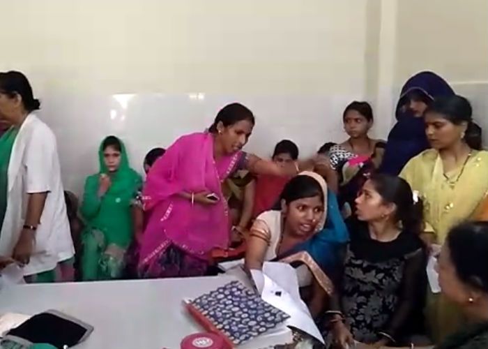 Ruckus in Hospital पत्नी का उपचार कराने आए पति के साथ हाथापाई, देखें वीडियो
