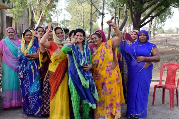 Women held protest against liquor shop; Rescued ma शराब दुकान के विरोध में महिलाओं ने संभाला मोर्चा, रहवासियों ने हटाई सामग्री