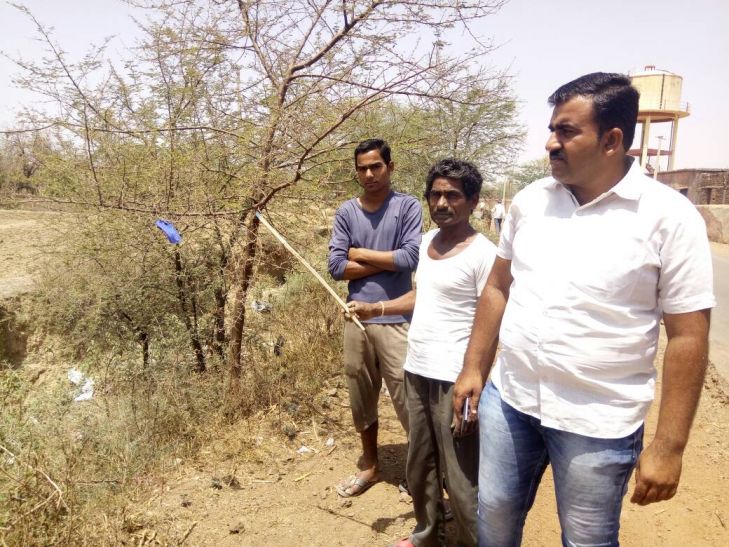 Forest survey जंगल में सर्वे, अधिकारी अनजान