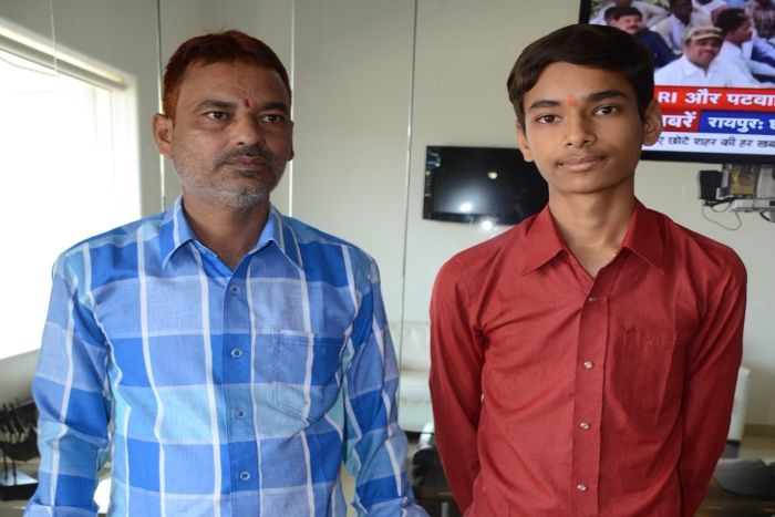 #CG10thresult : दर्जी का बेटा पेट पालने खेत में करता था काम, मेहनत से बन गया टॉपर