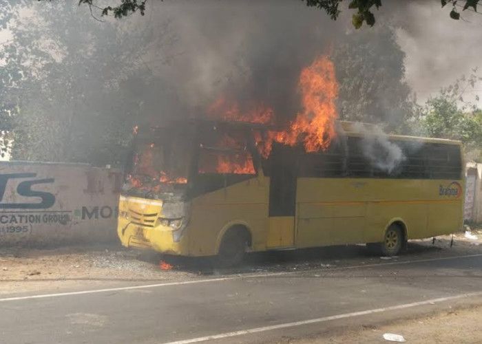 fire in school bus उत्तम स्कूल फॉर गर्ल्स की बस में लगी आग