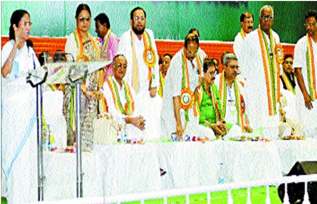 kolkata news आरोपी नेताओं के साथ खड़ी नजर आईं ममता बनर्जी