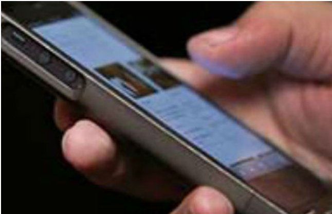 kolkata news पत्नी के मोबाइल फोन की जासूसी करने पर भारी जुर्माना