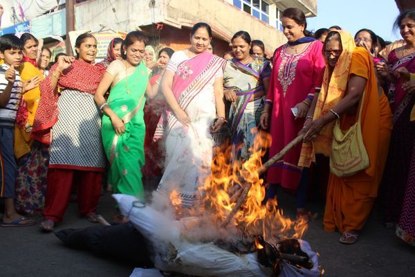 Khargone The women killed by the effigy of the eff आधी आबादी ने दिखाया रौद्र रूप, कांपा प्रशासन, अधिकारियों ने दिया आश्वासन