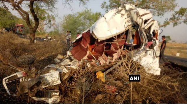 Accident महाराष्ट्र: ट्रक से टकराई मिनी बस, 6 श्रद्धालुओं की मौत