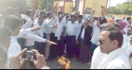 seoni अधिवक्ताओं ने जलाई प्रतियां