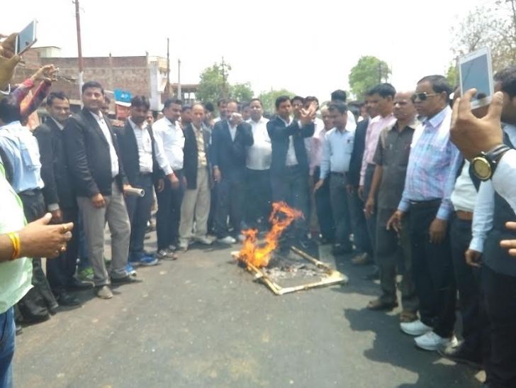 Oppose अधिवक्ताओं का फूटा गुस्सा, विधि आयोग के अध्यक्ष का फूंका पुतला