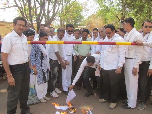 protest, Law Commission, road, cross, court लॉ कमीशन के विरोध में कोर्ट में जिरह करने वाले उतरे सड़क पर