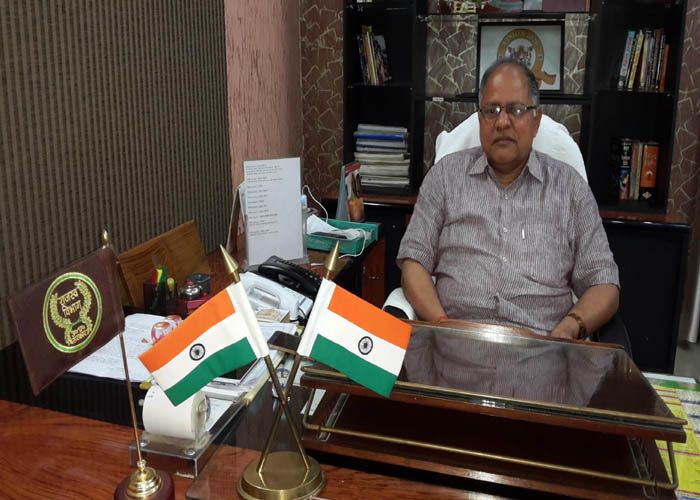 bahraich मोदी सरकार के फरमान का असर डीएम और सीएमओ सहित कई अफसरों नीली बत्ती का उतारा ग्लैमर