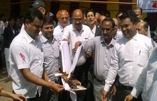 black law copies काला कानून कहते हुए अधिवक्ताओं ने जलाई अध्यादेश की प्रतियां
