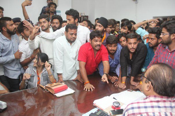 davv abvp activist सीनेट चुनाव के रजिस्ट्रेशन में गड़बड़ी के आरोप पर एबीवीपी का हंगामा, पुलिस से भी अभद्रता