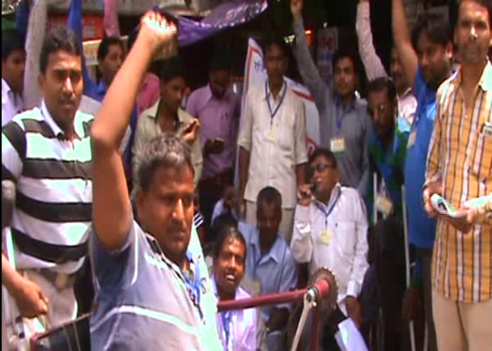 divyanag protest योगी के इस मंत्री के खिलाफ मोदी के 'दिव्यांगों' ने खोला मोर्चा, सड़क पर प्रदर्शन
