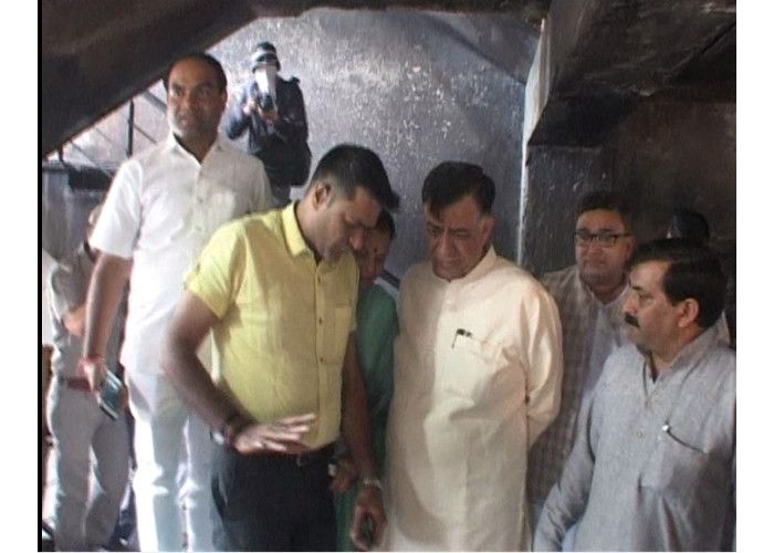 Industrial Development Minister Satish Mahana नोएडा अग्निकांड: योगी के मंत्री ने किया निरीक्षण, तो हुआ चौंकाने वाला खुलासा