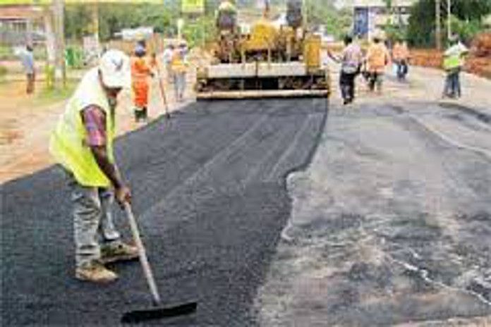 Road भूख हड़ताल करने के बाद निगम को आया होश, रातों-रात बनने लगी सड़क