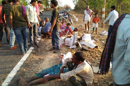 injured on spot Truck की टक्कर से खाई में गिरी ऑटो और सड़क पर गिरे लोग, 9 घायल
