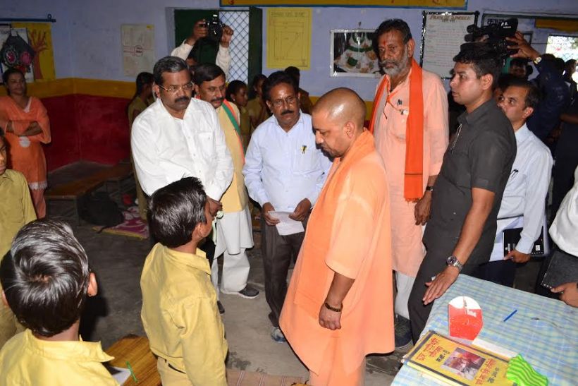 JHnais जब सीएम योगी ने बच्चों से पूछा- प्रदेश का मुख्यमंत्री कौन है?