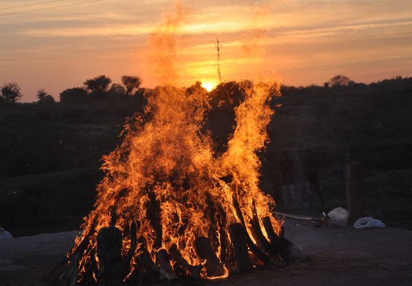 jumped into burning pyre भांजी की मौत के वियोग में जलती चिता में कूद गया मामा
