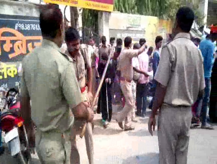 beaten in bank बैंककर्मीयों की खुलेआम गुंडई, बैंक के भीतर दो ग्राहकों को बुरी तरह पीटा