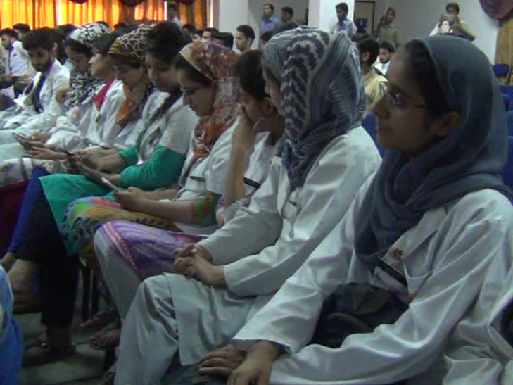 kashmiri student नव निर्माण सेना के इस पोस्टर से कश्मीरी छात्रों में खौफ
