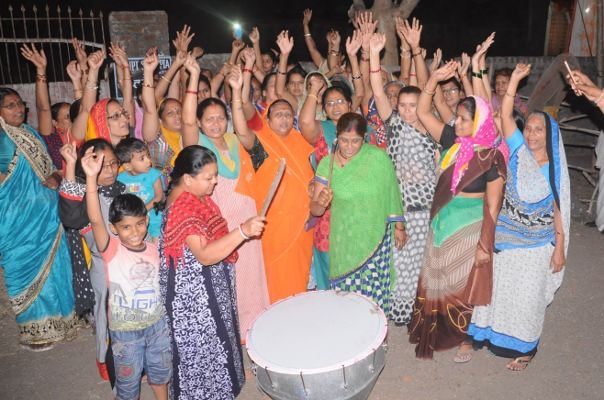 Women protesting at the liquor shop, in Ravindra N सांई नगर की महिलाओं ने कहा- सो रहा है प्रशासन तो रवींद्र नगर में ढोल बजाकर जगाया