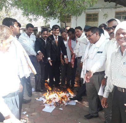 In protest, the speakers of the law commissions re आधे दिन काम बंद कर विरोध में लॉ कमीशन रिपोर्ट की प्रतियां जलाई