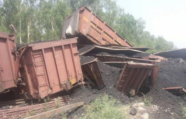 Maal gaadi scattered on the bridge of the Markanda मारकंडा नदी के पुल पर बिखरे मालगाड़ी के डिब्बे, 2 दर्जन ट्रेन डिस्टर्ब