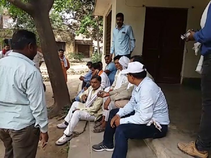 Municipality भाजपा की महिला नगरपालिका अध्यक्ष को बनाया बंधक