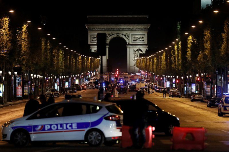 Paris attack ISIS की गोलीबारी से दहला पेरिस, 1 पुलिसकर्मी की मौत