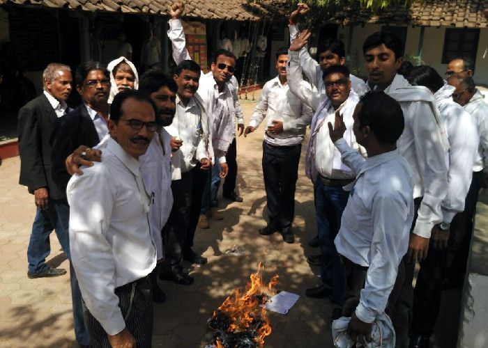 Advocates burnt copies of Bill अधिवक्ताओं ने प्रदर्शन कर जलाईं विधेयक की प्रतियां, देखें वीडियो